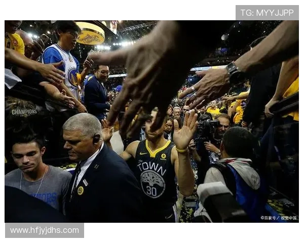 勇士与湖人激战四月十三日NBA季后赛精彩对决引发球迷热议