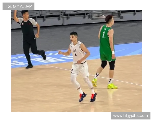 方硕在篮球赛场的崛起与挑战：从新星到领袖的成长之路