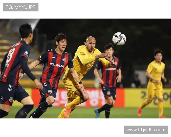 江原队与尚州尚武的激烈对决展现足球魅力与团队精神的巅峰较量 江原队与尚州尚武的激烈对决展现足球魅力与团队精神的巅峰较量