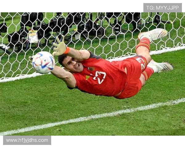 马丁内斯的传奇旅程:从青涩少年到足球巨星的蜕变与奋斗 马丁内斯的传奇旅程:从青涩少年到足球巨星的蜕变与奋斗